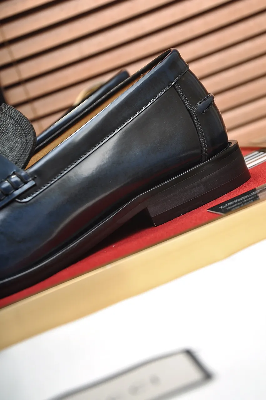 Men's shoes💰560💶Italy's top luxury men's shoe giant (GUCCI) (Gucci) (full cowhide lining) new arrival🍃Original European style🔰 Pleasant to the eye😍In order to make the shoes more durable and non-deformable🌀The production continues to follow traditional methods but there is still no lack of innovation💪Choose original sheepskin for the leather♻️ Smooth and natural And extra bright ⭐Made of imported cowhide, the first choice of rich people 38-45 (45 customized)